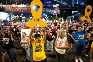 | Photo: AP/Ohad Zwigenberg : Israel-Hamas war: Families of hostages protest in Tel Aviv